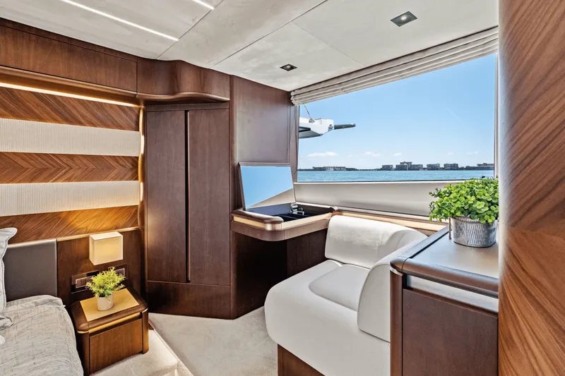 Slide: The Image of Galeon 560 FLY 2025 - 68
