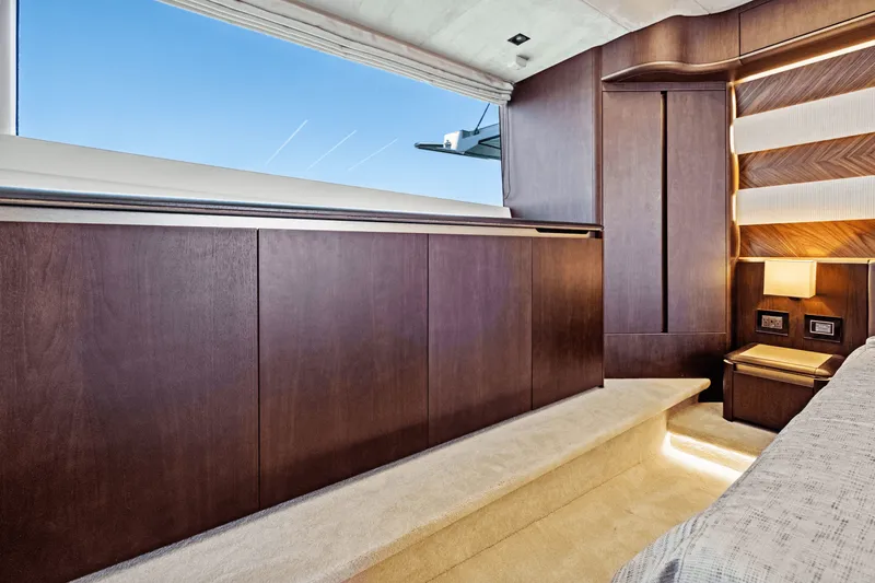 Slide: The Image of Galeon 560 FLY 2025 - 70
