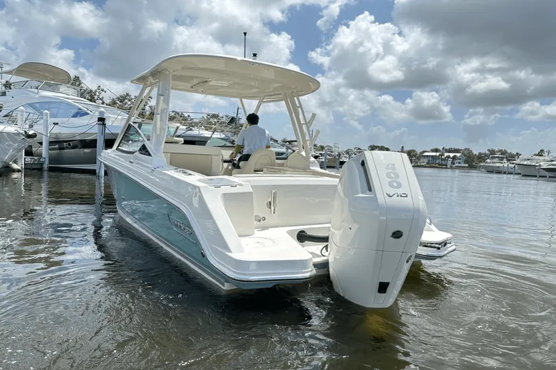 Slide: The Image of Boston Whaler 240 Vantage 2025 - 10