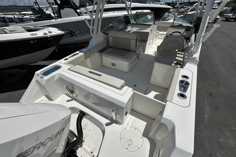 Slide: The Image of Boston Whaler 240 Vantage 2025 - 11