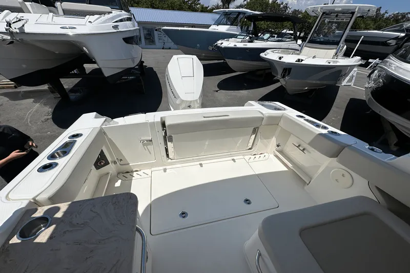 Slide: The Image of Boston Whaler 240 Vantage 2025 - 12