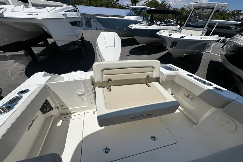 Slide: The Image of Boston Whaler 240 Vantage 2025 - 13