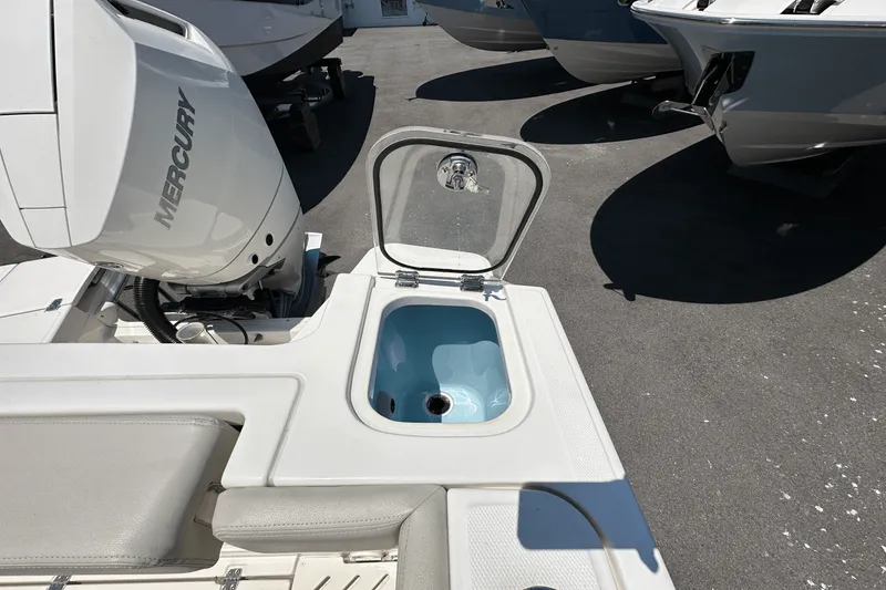 Slide: The Image of Boston Whaler 240 Vantage 2025 - 14
