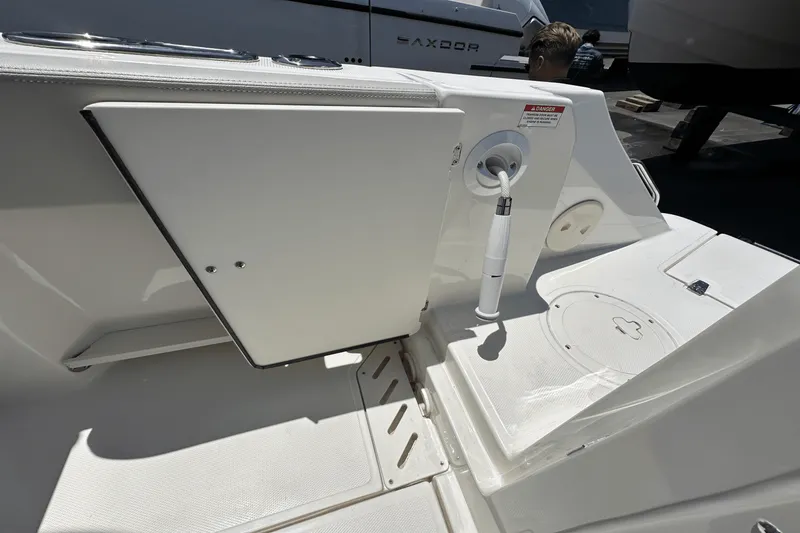 Slide: The Image of Boston Whaler 240 Vantage 2025 - 15