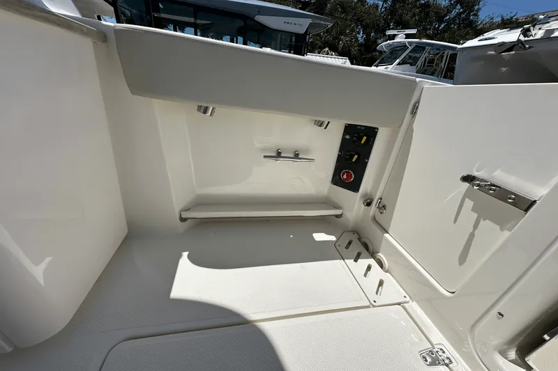 Slide: The Image of Boston Whaler 240 Vantage 2025 - 16