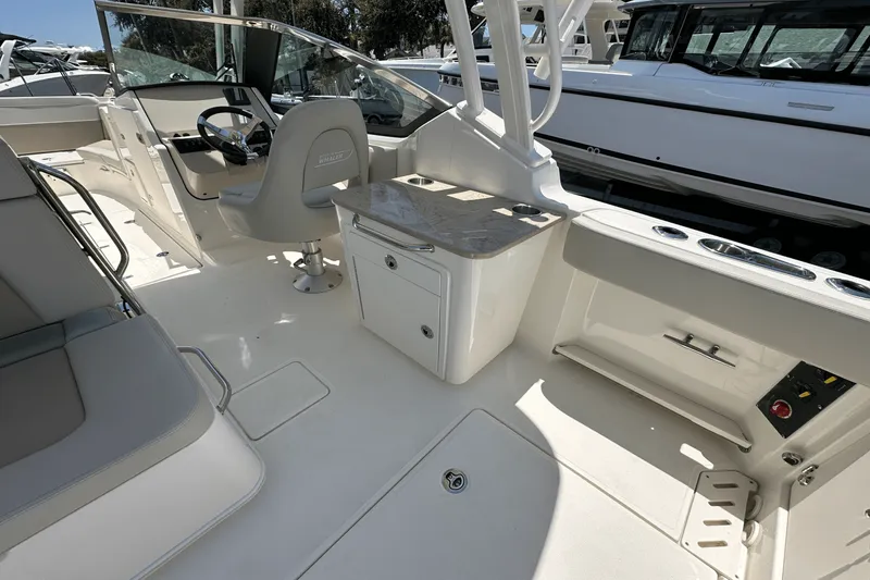 Slide: The Image of Boston Whaler 240 Vantage 2025 - 17