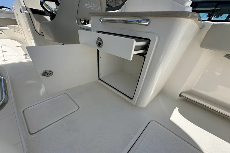 Slide: The Image of Boston Whaler 240 Vantage 2025 - 18