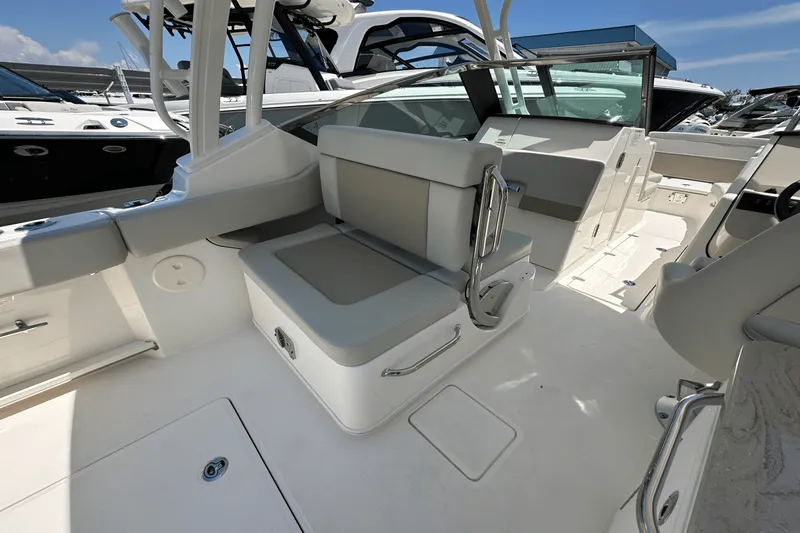 Slide: The Image of Boston Whaler 240 Vantage 2025 - 19