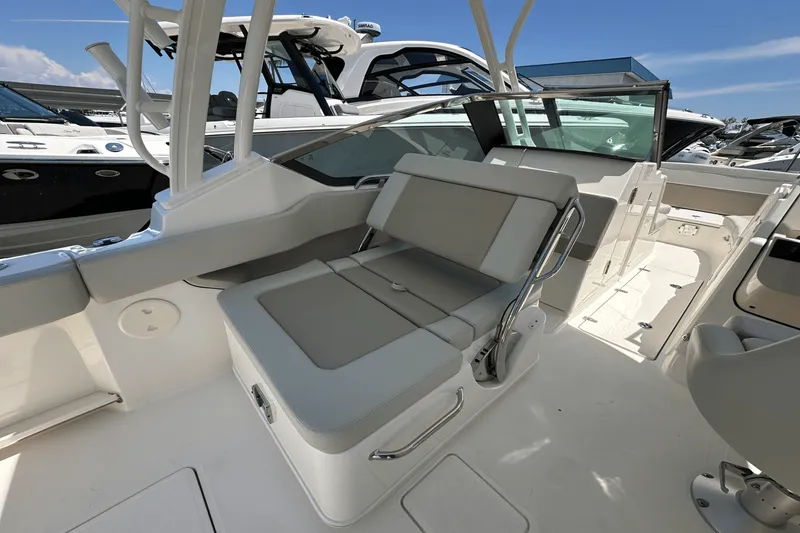 Slide: The Image of Boston Whaler 240 Vantage 2025 - 20