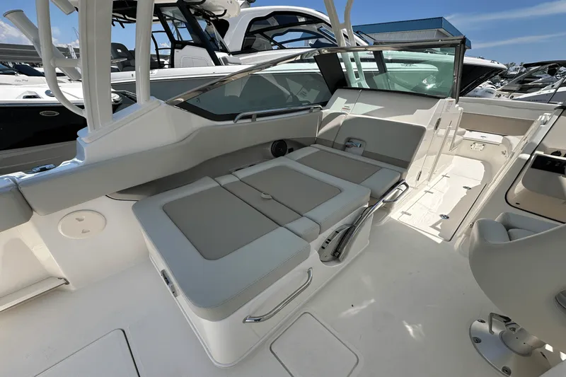 Slide: The Image of Boston Whaler 240 Vantage 2025 - 21