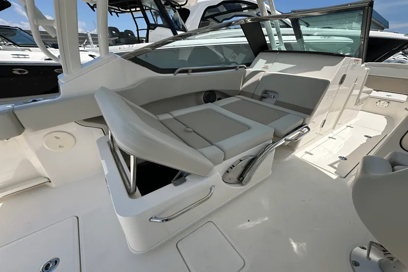 Slide: The Image of Boston Whaler 240 Vantage 2025 - 22