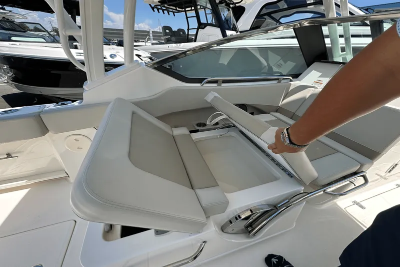 Slide: The Image of Boston Whaler 240 Vantage 2025 - 23