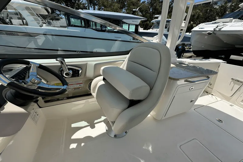 Slide: The Image of Boston Whaler 240 Vantage 2025 - 25