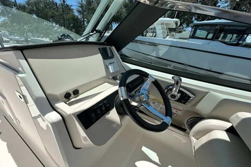 Slide: The Image of Boston Whaler 240 Vantage 2025 - 27