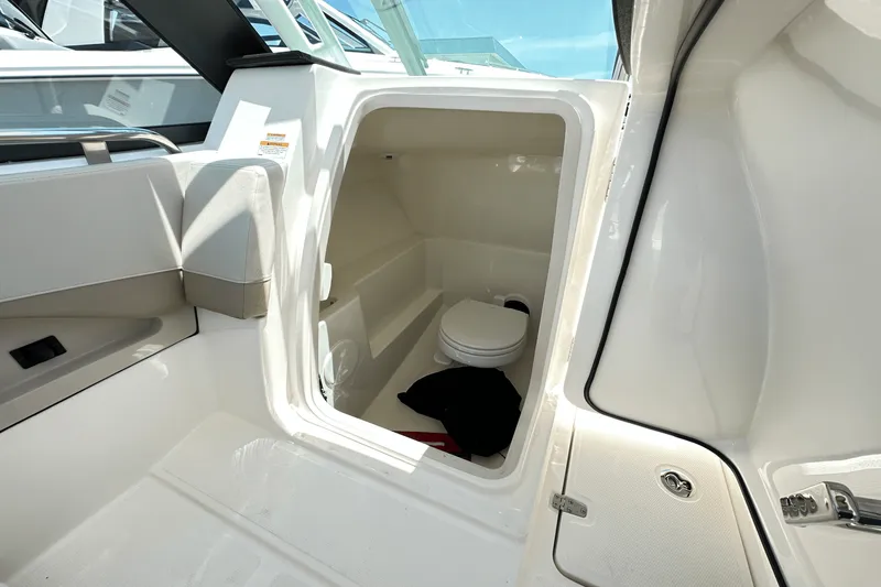 Slide: The Image of Boston Whaler 240 Vantage 2025 - 28