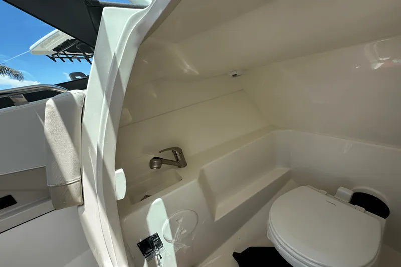 Slide: The Image of Boston Whaler 240 Vantage 2025 - 29