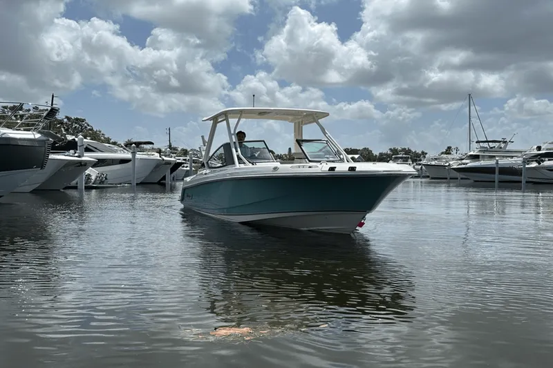 Slide: The Image of Boston Whaler 240 Vantage 2025 - 3