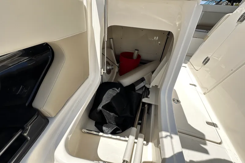 Slide: The Image of Boston Whaler 240 Vantage 2025 - 31