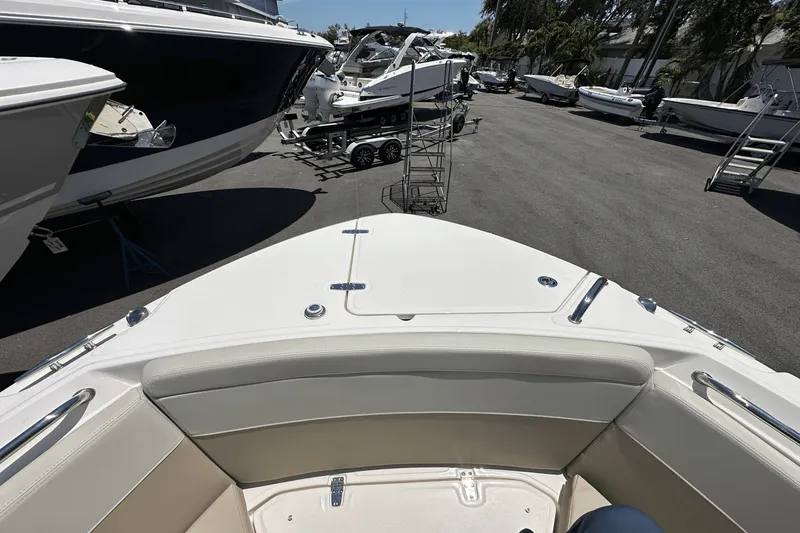 Slide: The Image of Boston Whaler 240 Vantage 2025 - 32