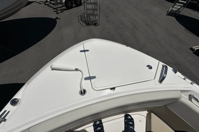 Slide: The Image of Boston Whaler 240 Vantage 2025 - 33