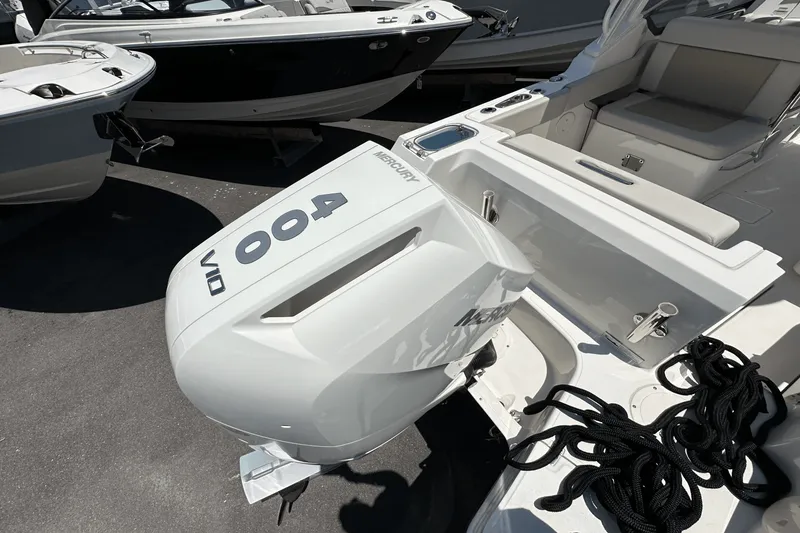 Slide: The Image of Boston Whaler 240 Vantage 2025 - 35