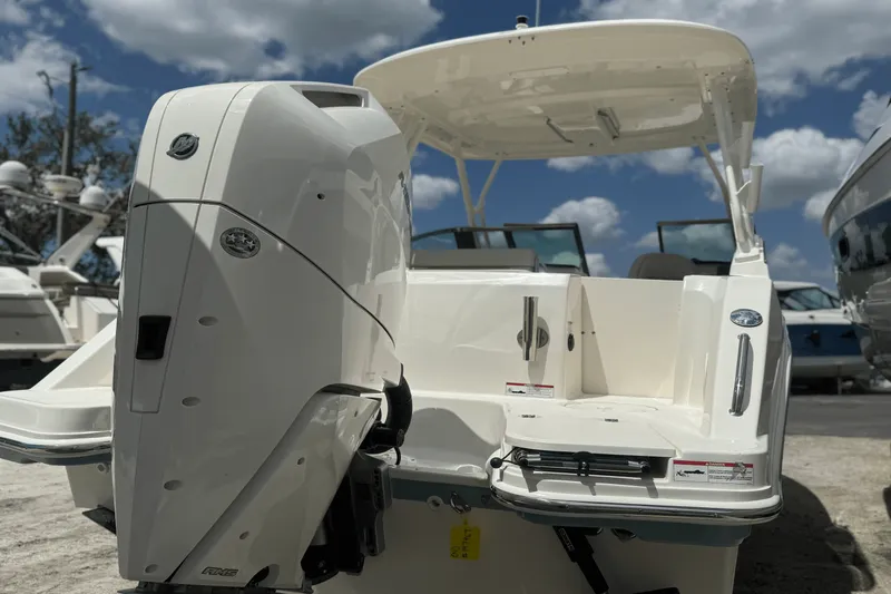 Slide: The Image of Boston Whaler 240 Vantage 2025 - 37