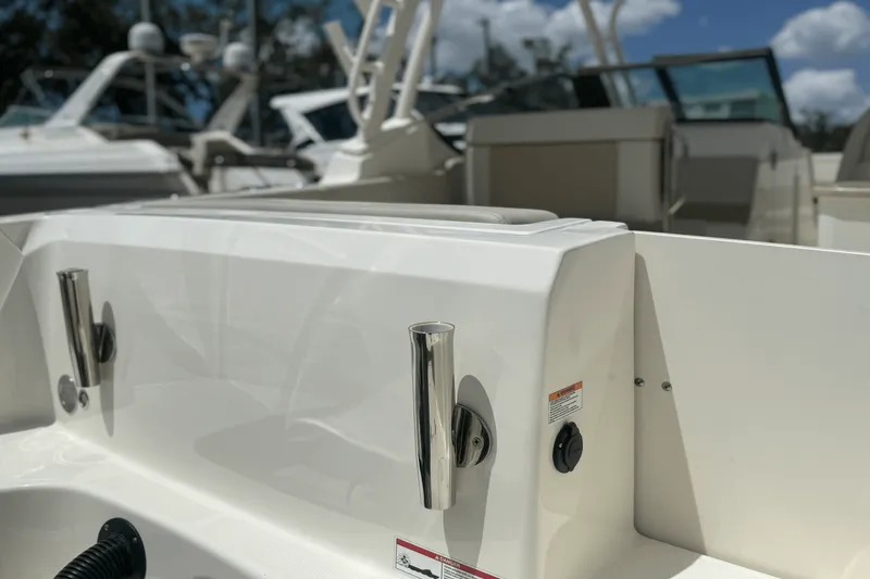 Slide: The Image of Boston Whaler 240 Vantage 2025 - 38