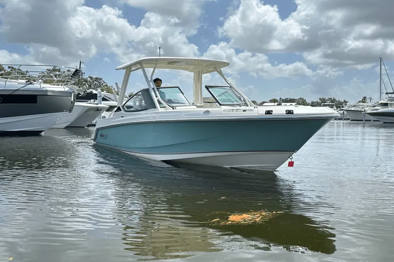 Slide: The Image of Boston Whaler 240 Vantage 2025 - 4