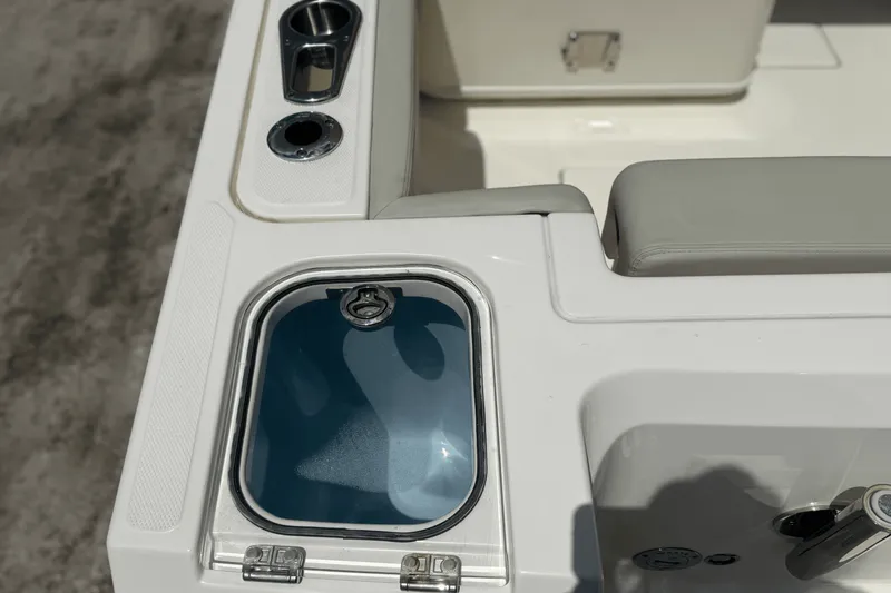 Slide: The Image of Boston Whaler 240 Vantage 2025 - 40