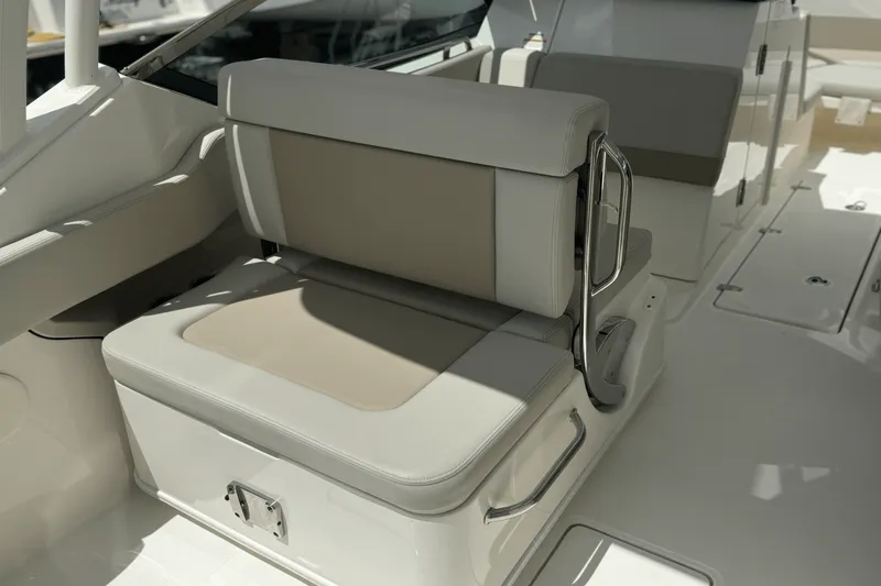 Slide: The Image of Boston Whaler 240 Vantage 2025 - 41