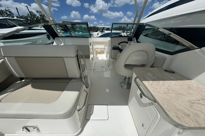 Slide: The Image of Boston Whaler 240 Vantage 2025 - 42