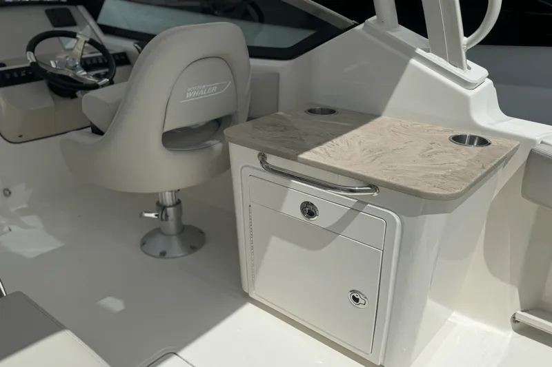 Slide: The Image of Boston Whaler 240 Vantage 2025 - 43