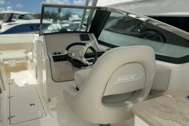 Slide: The Image of Boston Whaler 240 Vantage 2025 - 44