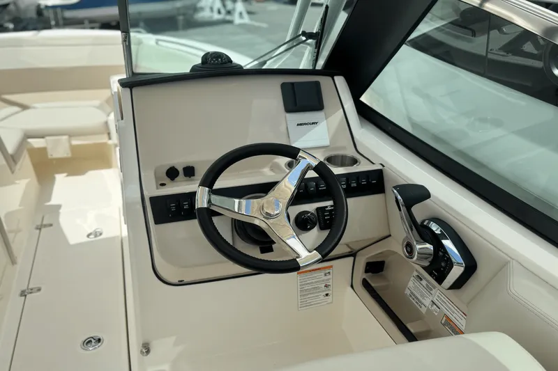 Slide: The Image of Boston Whaler 240 Vantage 2025 - 45