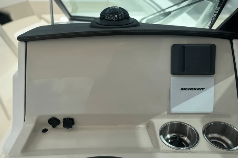 Slide: The Image of Boston Whaler 240 Vantage 2025 - 48