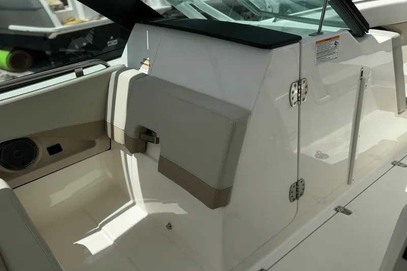 Slide: The Image of Boston Whaler 240 Vantage 2025 - 49