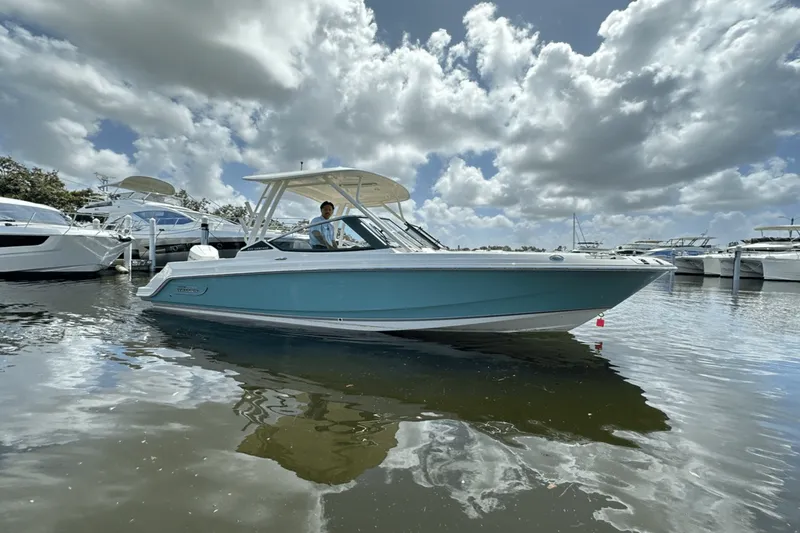 Slide: The Image of Boston Whaler 240 Vantage 2025 - 5