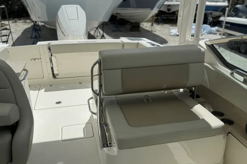 Slide: The Image of Boston Whaler 240 Vantage 2025 - 50