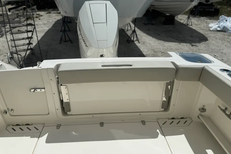 Slide: The Image of Boston Whaler 240 Vantage 2025 - 51