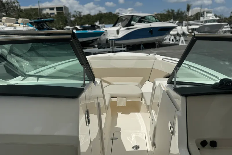 Slide: The Image of Boston Whaler 240 Vantage 2025 - 52