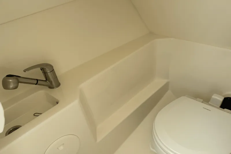 Slide: The Image of Boston Whaler 240 Vantage 2025 - 54