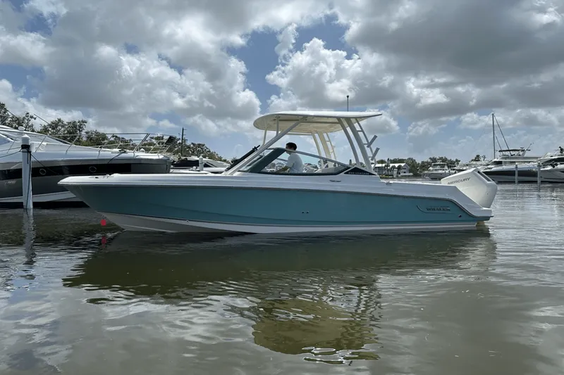Slide: The Image of Boston Whaler 240 Vantage 2025 - 7