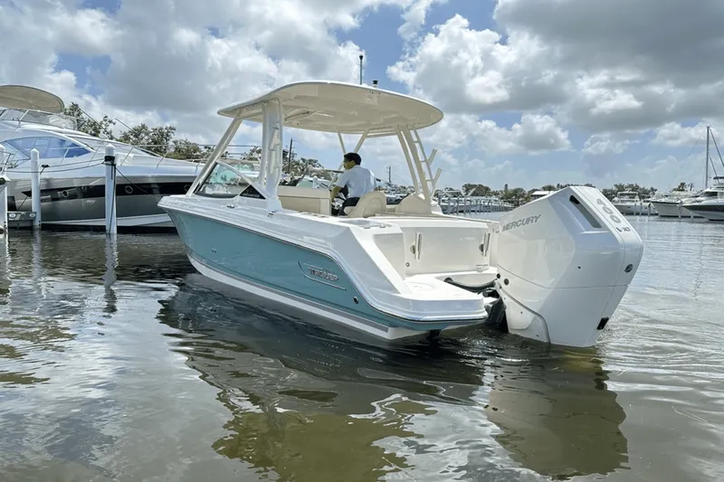 Slide: The Image of Boston Whaler 240 Vantage 2025 - 9