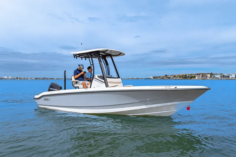 Slide: The Image of Boston Whaler 220 Dauntless 2025 - 16