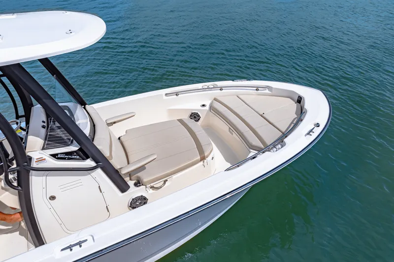 Slide: The Image of Boston Whaler 220 Dauntless 2025 - 19