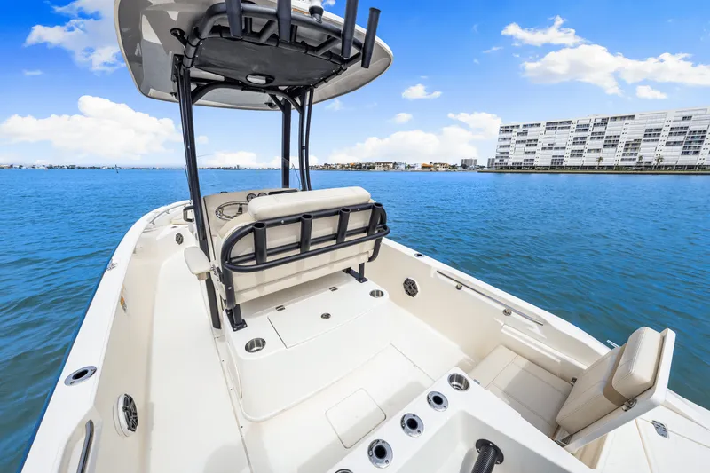 Slide: The Image of Boston Whaler 220 Dauntless 2025 - 30