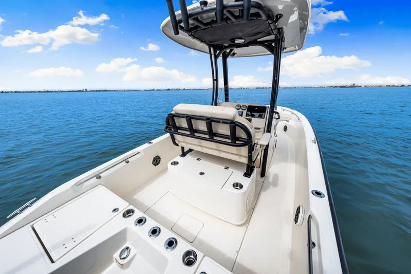 Slide: The Image of Boston Whaler 220 Dauntless 2025 - 31