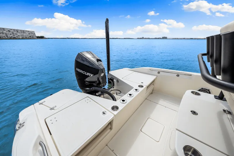 Slide: The Image of Boston Whaler 220 Dauntless 2025 - 32