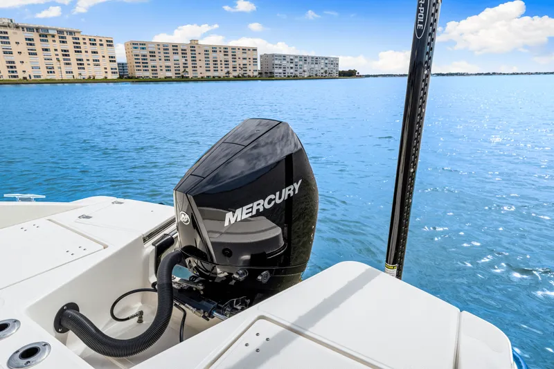 Slide: The Image of Boston Whaler 220 Dauntless 2025 - 33