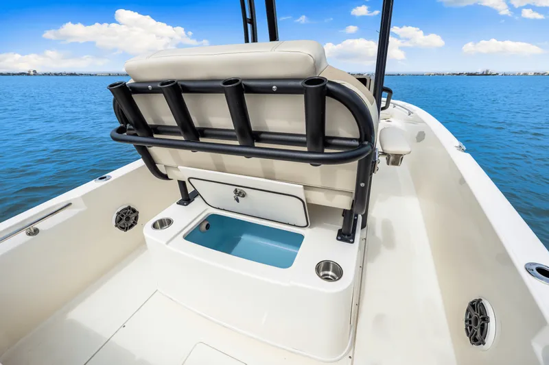 Slide: The Image of Boston Whaler 220 Dauntless 2025 - 35